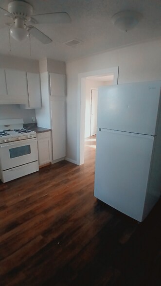 Building Photo - 106 S Davis St