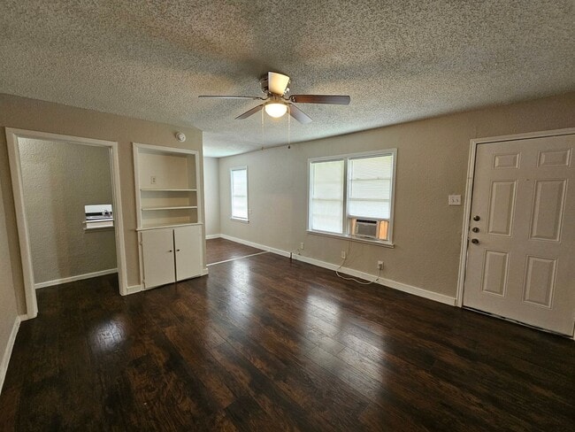 Building Photo - Available now ready for immediate move in