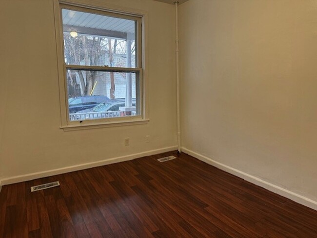 Building Photo - 1st Floor 1 Bed 1 Bath Apt Located On Lexi...