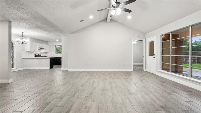 Building Photo - 10622 Highland Woods Dr