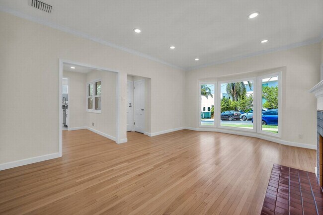 Building Photo - Stunning remodeled home in Silverlake!!
