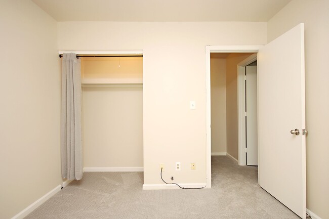 Building Photo - End-Unit Georgetown Green Townhome