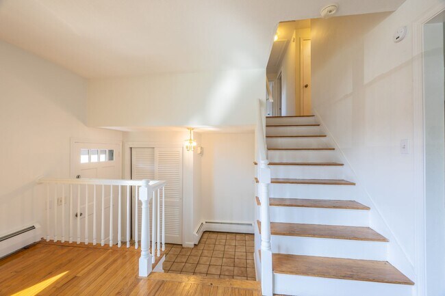 Building Photo - 5 Bedroom Split Level Single Family