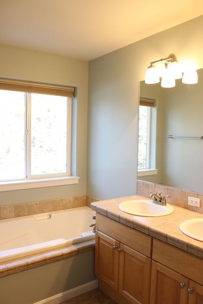 Building Photo - Westside Bend Home Near Old Mill | Spacious Layout & Fenced Yard