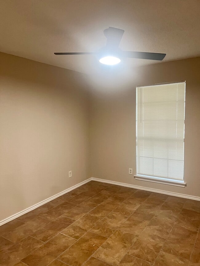 Building Photo - 706 Long Ct