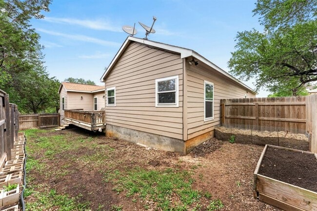 Building Photo - 606 Rogart Dr