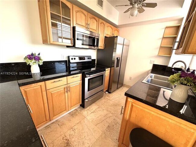 Building Photo - 1824 Brickell Ave