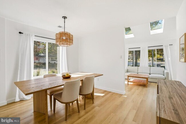 Building Photo - 1527 Hiddenbrook Dr