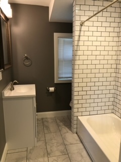 tub/shower combo - 4615 Bell St