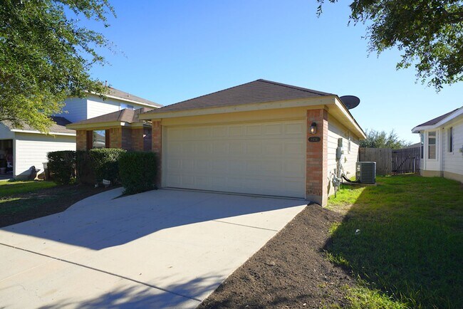 Building Photo - Beautifully Renovated Home Now Available in Converse.  Realtor Commission: $500
