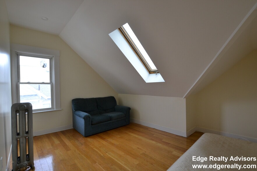 Building Photo - 272 Crescent St