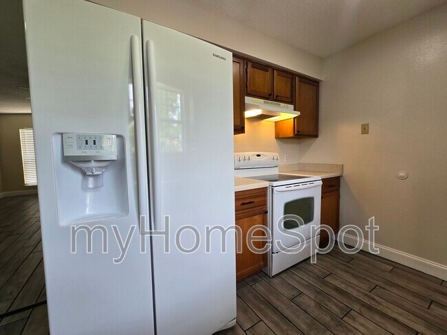 Building Photo - 8900 Forest Oak Dr