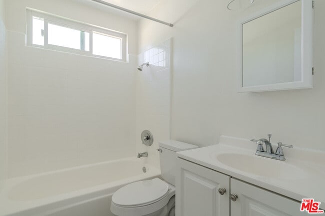 Building Photo - 2210 S Sycamore Ave