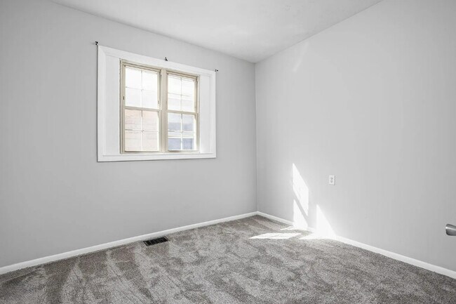 Building Photo - 1526 Lawton Ave