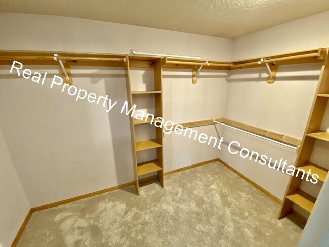 Building Photo - California Split-Level in Lee's Summit Sch...