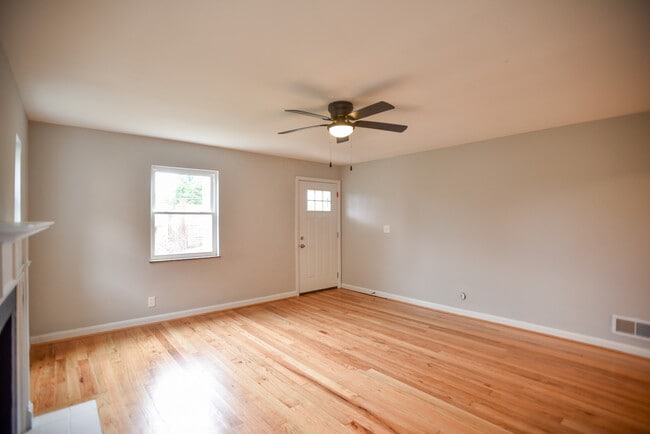 Building Photo - Zinsle Flats