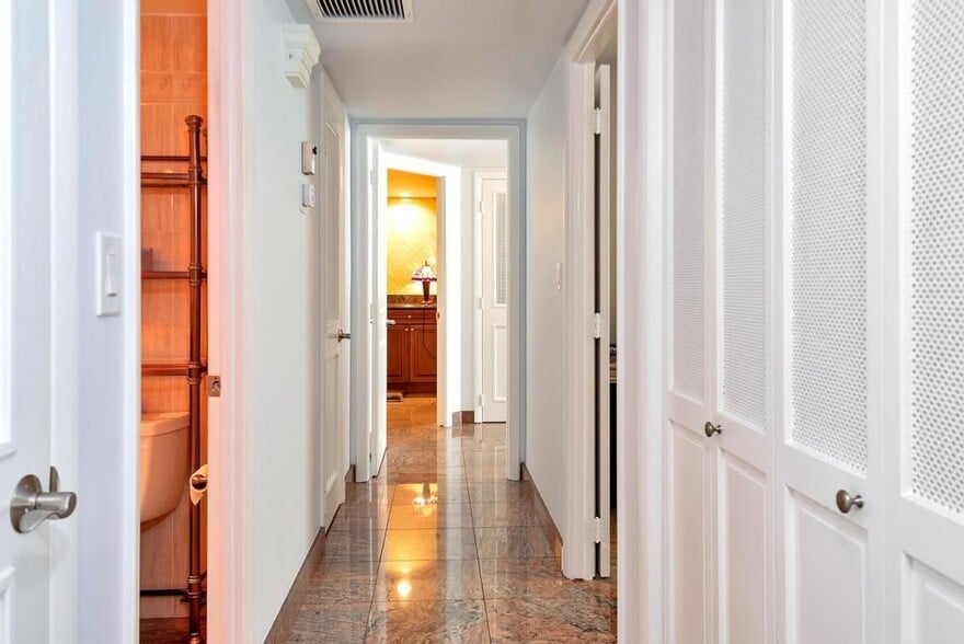 Building Photo - 4020 Galt Ocean Dr