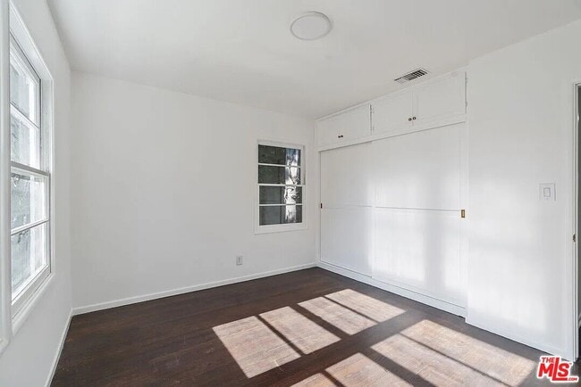 Building Photo - 3031 S Bentley Ave