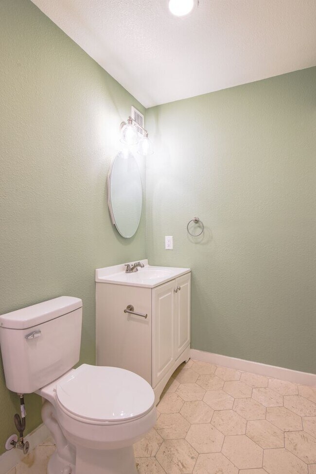 Building Photo - Beautiful 2-bedroom, 1-bathroom townhouse located in the vibrant city of El Paso
