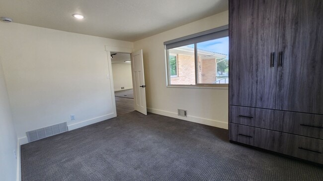 Building Photo - Earnshaw Estates 2
