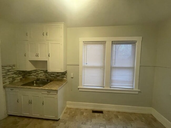 Building Photo - Adorable West Side Bungalow