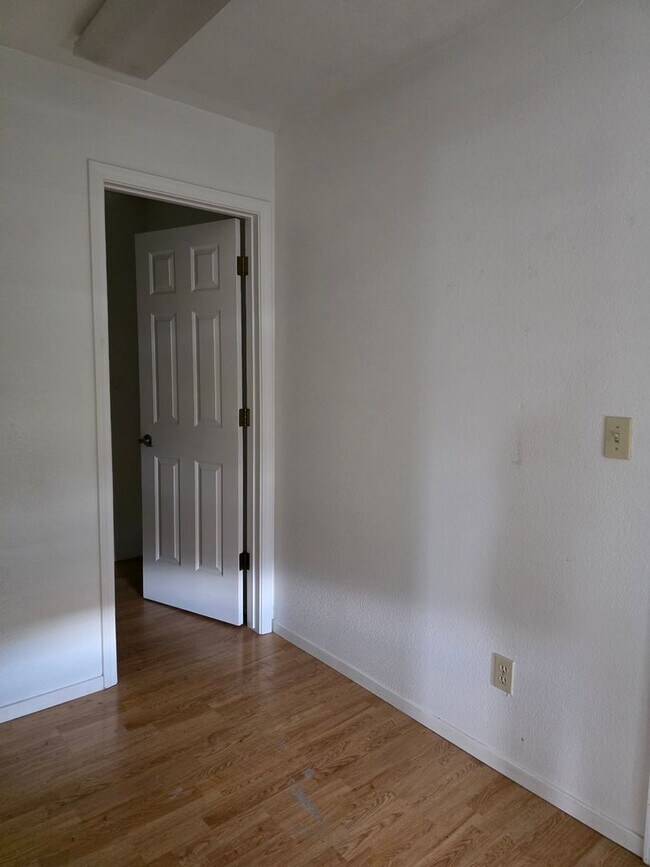 Building Photo - Townhouse Available - Cats OK