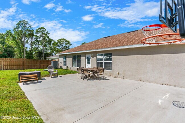 Building Photo - 413 Grenadier Ave NW