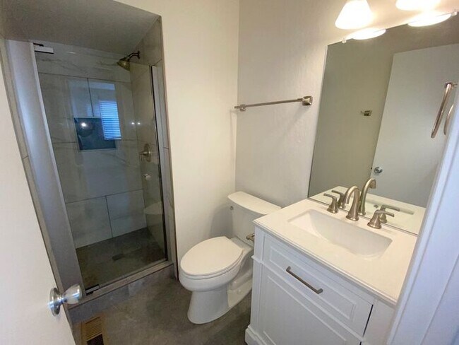 Building Photo - Modern 4 Bedroom, 3 Bath House - Near Died...