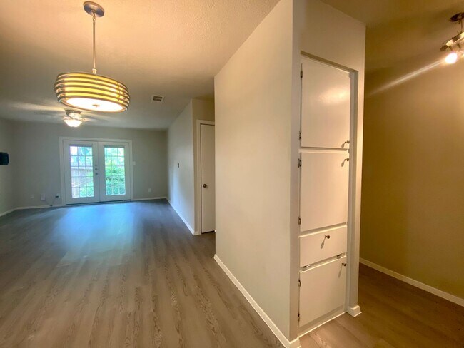 Building Photo - Brookside