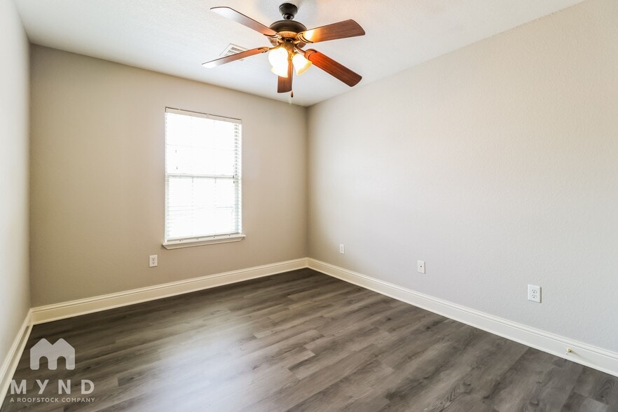 Building Photo - 100 NE Chicory Ln