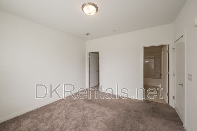 Building Photo - 525 Parkway Dr NE