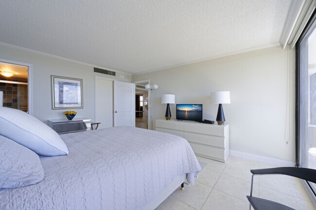 Building Photo - 5200 N Flagler Dr