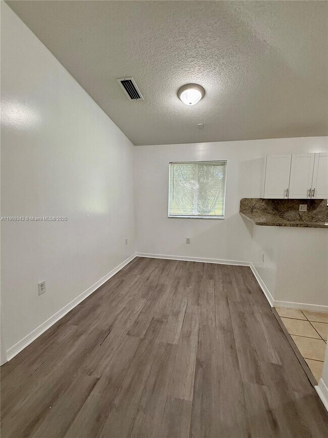 Building Photo - 980 NE 33rd Terrace