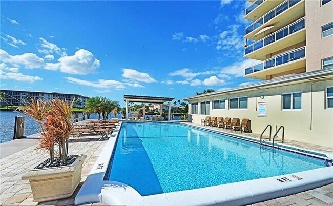 Building Photo - 1160 Hillsboro Mile