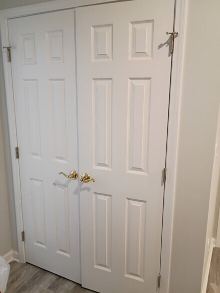 Building Photo - 121 Rose Lk Dr