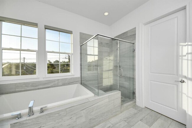 Building Photo - 4005 Woodshire Vlg Ests