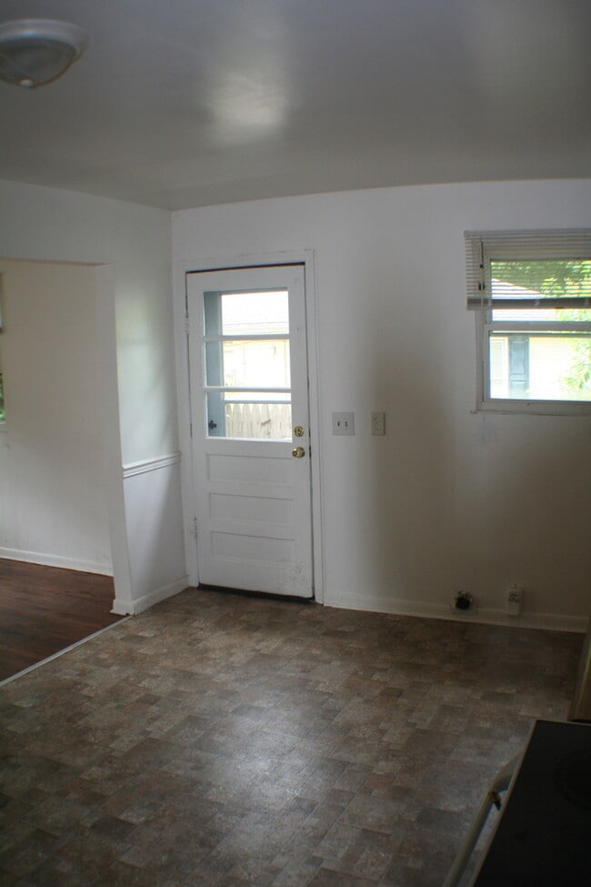 Building Photo - 8924 London St