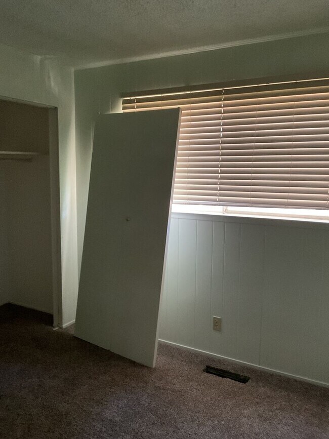 Building Photo - Two story 4 bedroom 2 bath home, Magalia