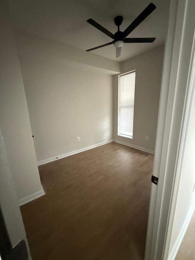 Building Photo - Newly Renovated Townhouse