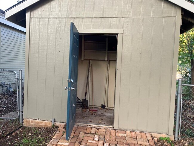 Building Photo - 1921 W 39th St