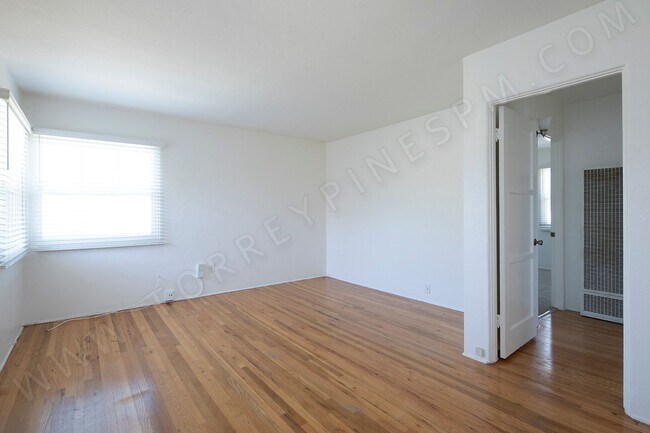 Building Photo - Upstairs Two Bedroom with Lots of Light in Great Pacific Beach Location!