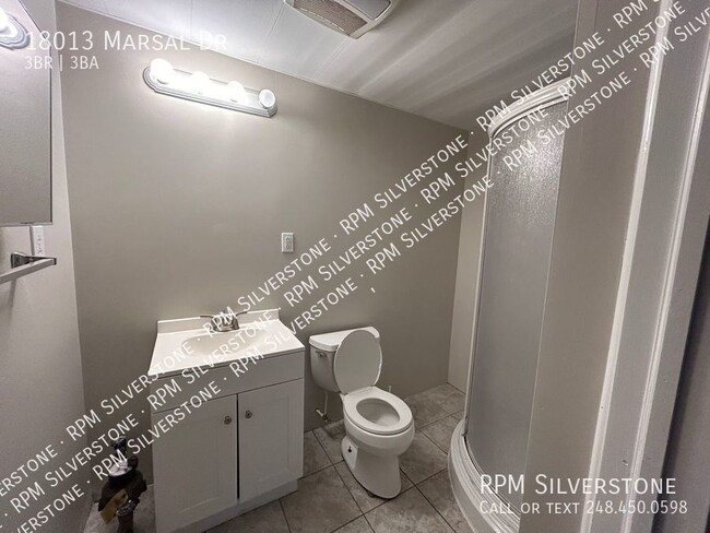 Building Photo - Super Clean, Beautiful Rental, Cream of th...