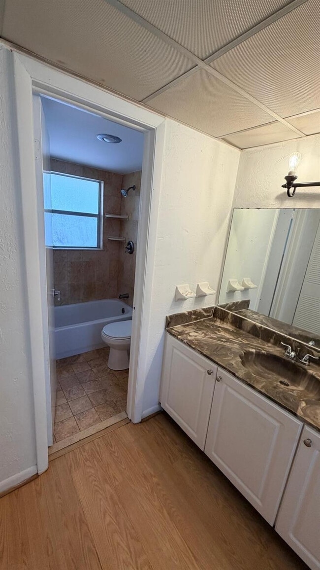 Building Photo - 5515 N Lakewood Cir