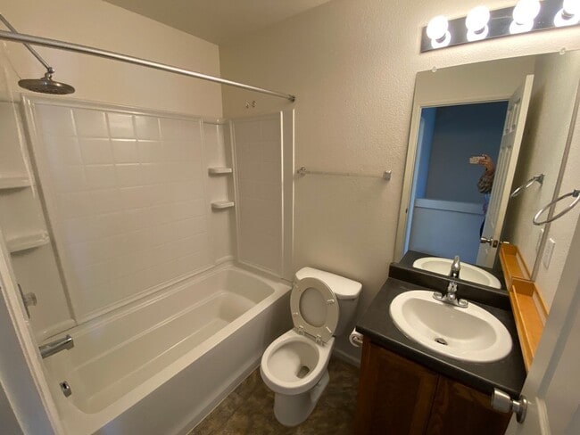 Building Photo - Three bathroom three bedroom home for rent