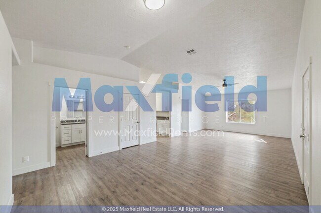 Building Photo - Upstairs Unit -3BD 2BA Unit Near Costco and High School