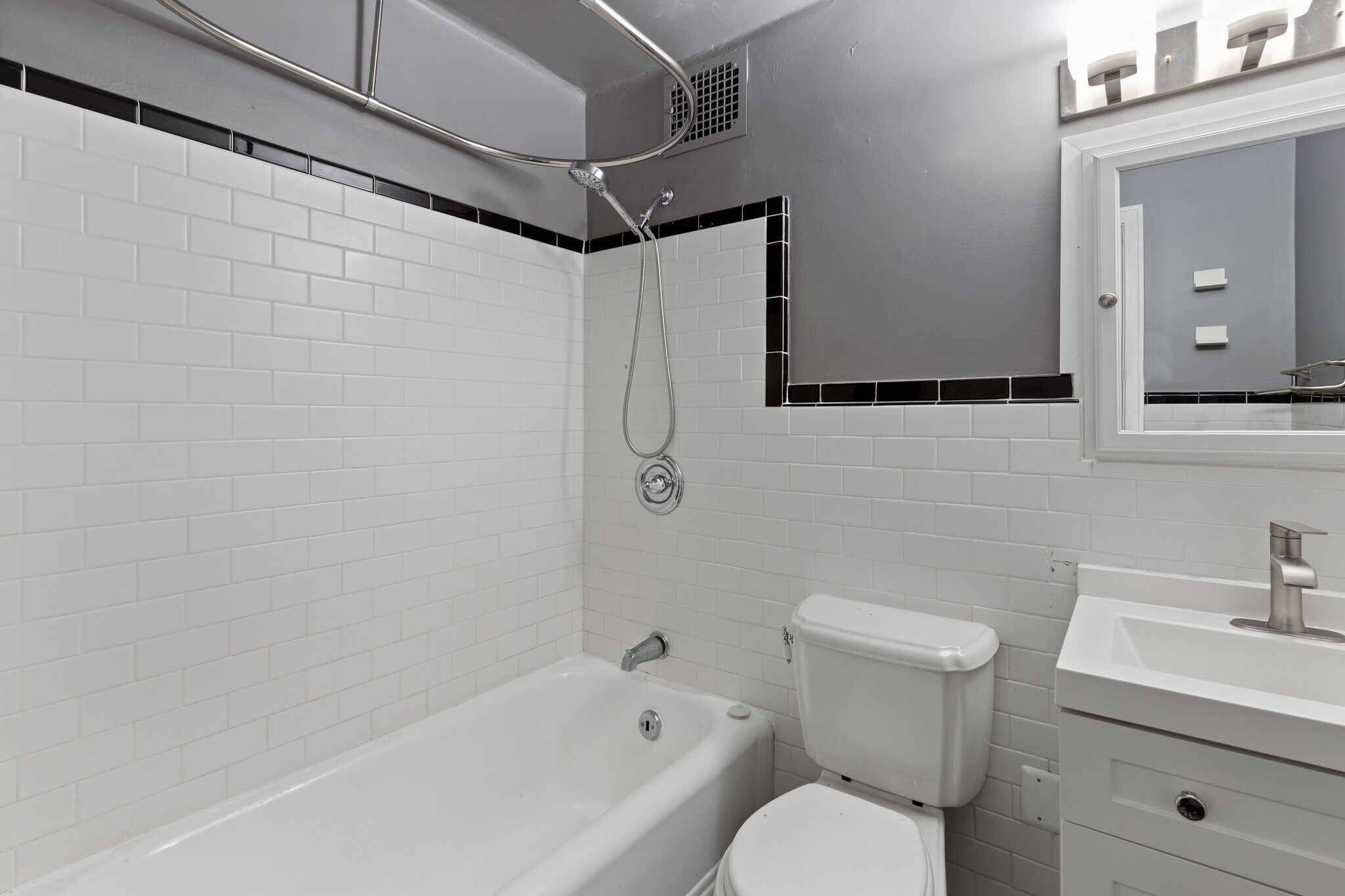 Building Photo - 2900 E Jefferson Ave