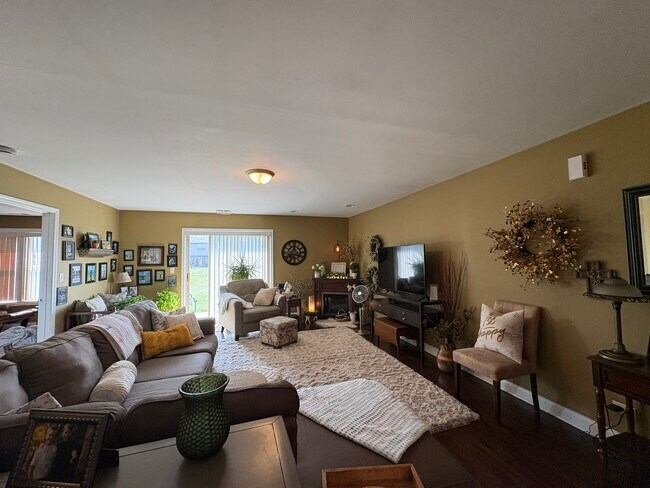 Building Photo - 655 N Edgemere Dr