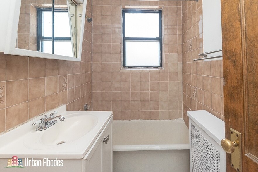 Building Photo - 727 W Belmont Ave