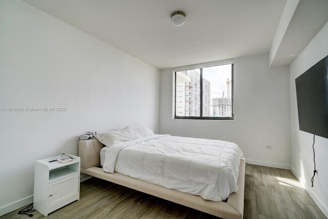 Building Photo - 999 SW 1st Ave