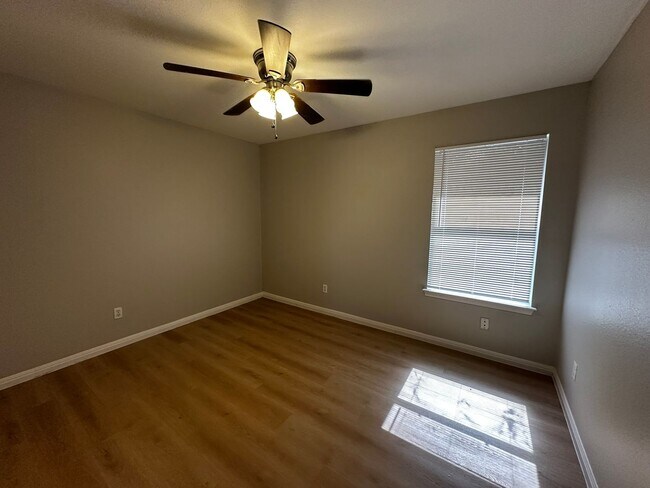 Building Photo - Ginder Properties2 (2906 Kestrel Dr)